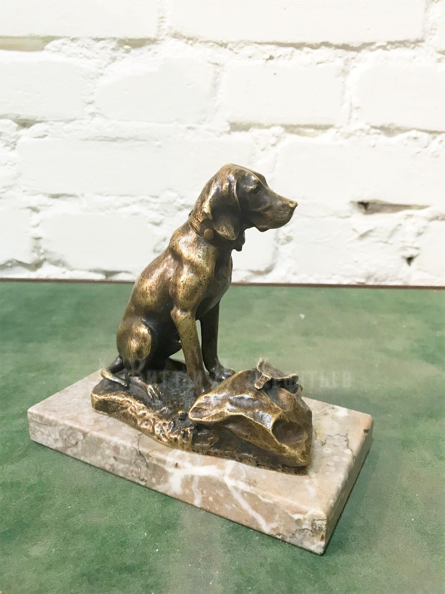 Бронзовая антикварная скульптура собака с рюкзаком